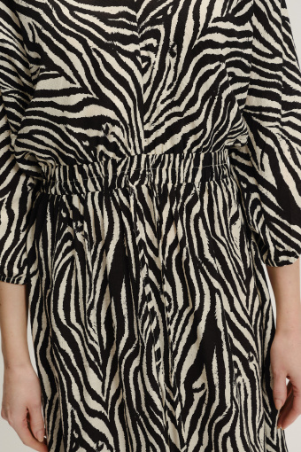 Sukienka midi w zwierzęcy print 