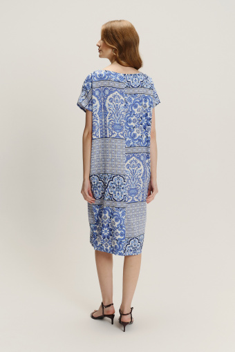 Sukienka oversize z niebieskim wzorem w stylu etno Sukienka oversize z niebieskim wzorem w stylu etno