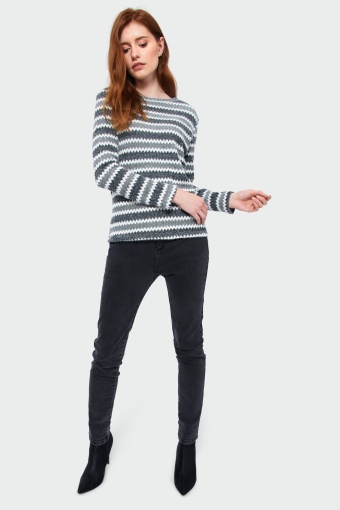 Wzorzysty sweter o dopasowanym kroju