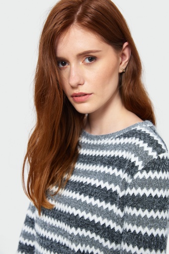 Wzorzysty sweter o dopasowanym kroju