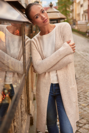 Długi, jasnobeżowy kardigan