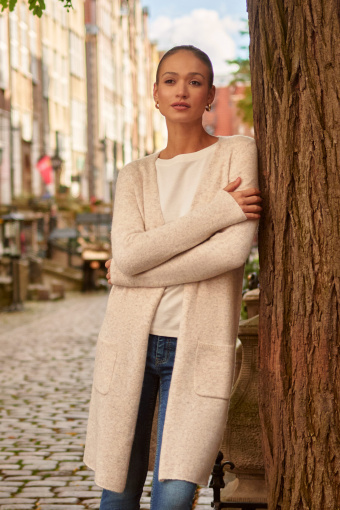 Długi, jasnobeżowy kardigan