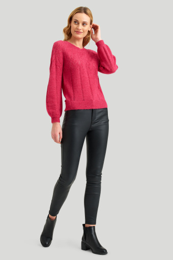 Miękki, ażurowy sweter w różowym kolorze