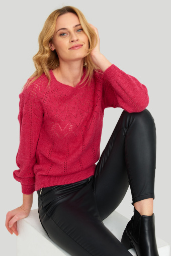 Miękki, ażurowy sweter w różowym kolorze