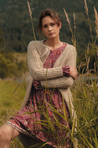 Długi beżowy kardigan oversize