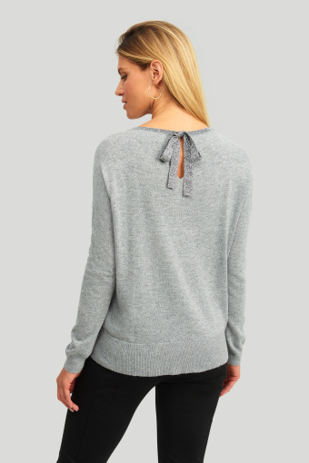 Szary sweter z ozdobnym zakończeniem dekoltu