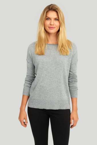 Szary sweter z ozdobnym zakończeniem dekoltu