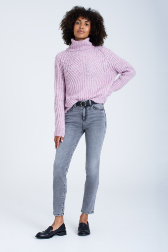 Jasnoróżowy golf z dzianiny w prążek