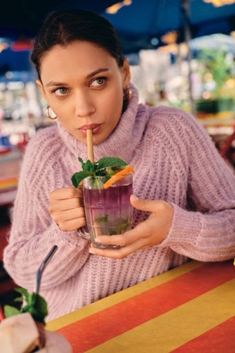 Jasnoróżowy golf z dzianiny w prążek