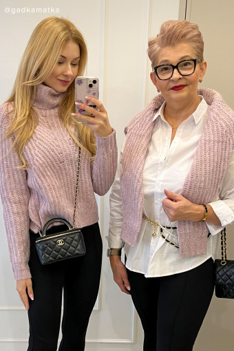 Jasnoróżowy golf z dzianiny w prążek