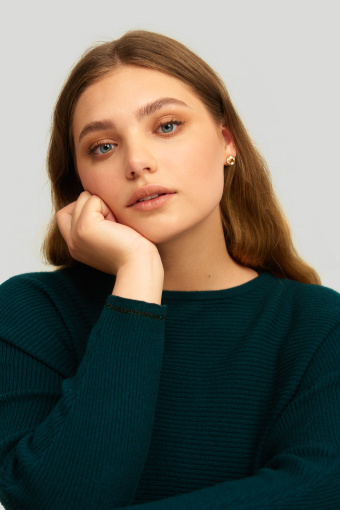 Sweter o luźnym kroju w drobny prążek