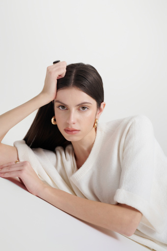 Sweter oversize z szerokimi rękawami w kolorze złamanej bieli 