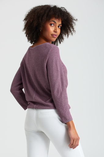 Fioletowy sweter z błyszczącą nitką