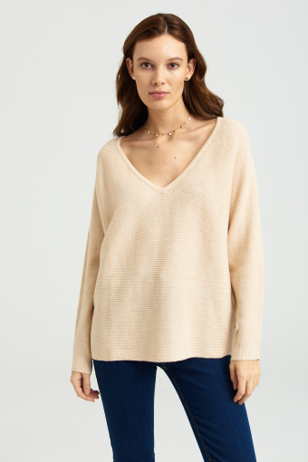 Wiskozowy, beżowy sweter o luźnym fasonie
