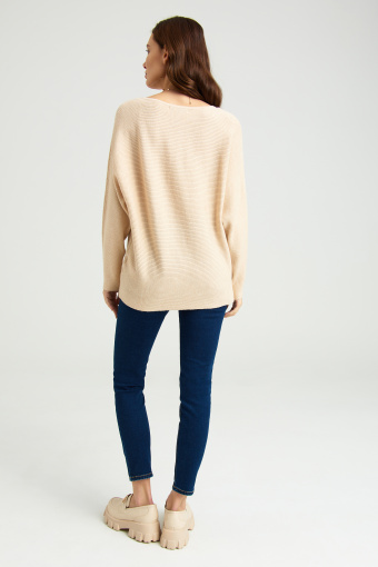 Wiskozowy, beżowy sweter o luźnym fasonie