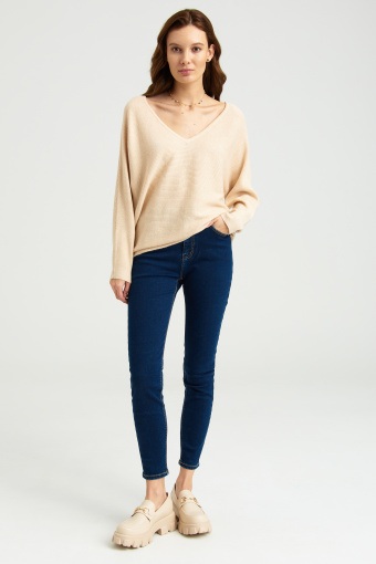 Wiskozowy, beżowy sweter o luźnym fasonie