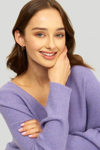 Wiskozowy, lawendowy sweter z prążkowanej dzianiny