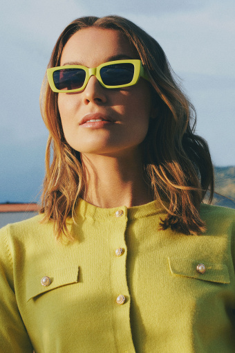 Limonkowy sweterek z biżuteryjnymi guzikami Limonkowy sweterek z biżuteryjnymi guzikami