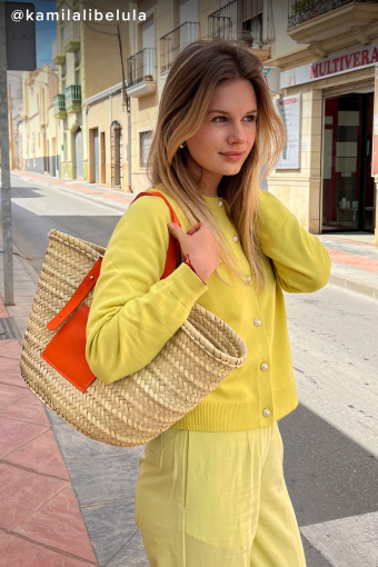 Limonkowy sweterek z biżuteryjnymi guzikami Limonkowy sweterek z biżuteryjnymi guzikami