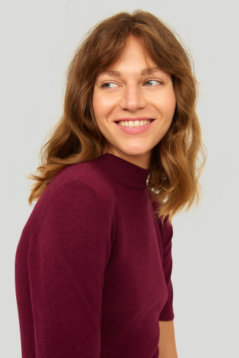 Bordowy sweter ze stójką i rękawem do łokcia Bordowy sweter ze stójką i rękawem do łokcia