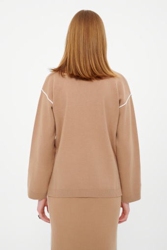 Luźny sweter z kontrastowymi szwami camel