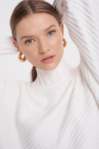 Oversize'owy półgolf z dzianiny w prążek