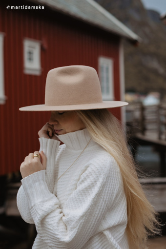 Oversize'owy półgolf z dzianiny w prążek