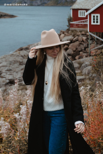 Oversize'owy półgolf z dzianiny w prążek