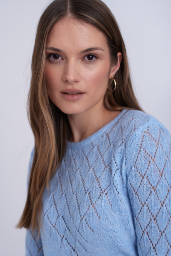 Błękitny sweter zdobiony ażurowym splotem Błękitny sweter zdobiony ażurowym splotem