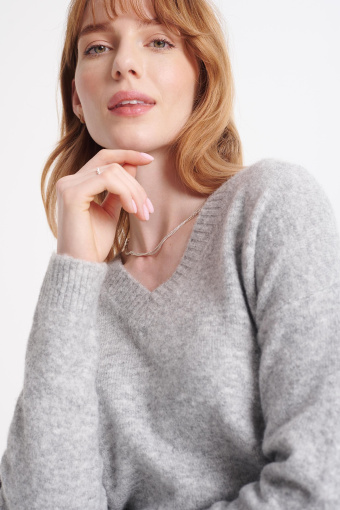 Luźny, casualowy sweter z dekoltem w serek, szary