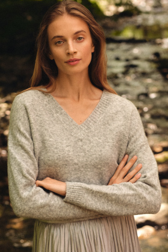 Luźny, casualowy sweter z dekoltem w serek, szary