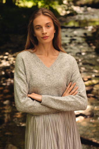 Luźny, casualowy sweter z dekoltem w serek, szary