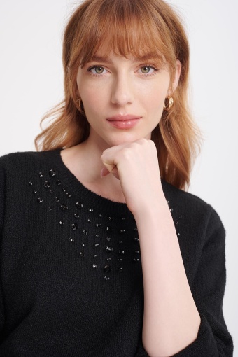 Czarny sweter z długimi, zakończonymi ściągaczami rękawami Czarny sweter z długimi, zakończonymi ściągaczami rękawami