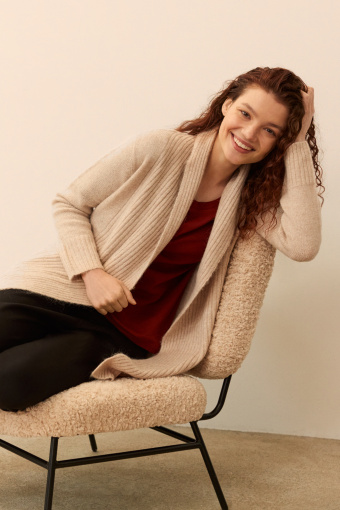 Długi, beżowy kardigan z wywijanymi połami Długi, beżowy kardigan z wywijanymi połami