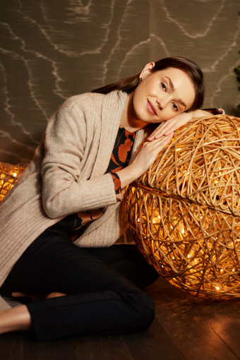 Długi, beżowy kardigan z wywijanymi połami Długi, beżowy kardigan z wywijanymi połami