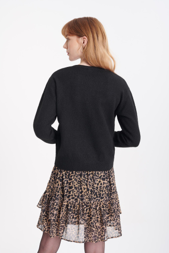 Czarny sweter z długimi, zakończonymi ściągaczami rękawami Czarny sweter z długimi, zakończonymi ściągaczami rękawami