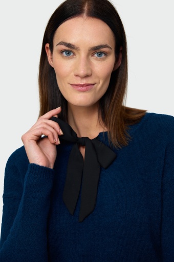 Miękki sweter z wiązaniem