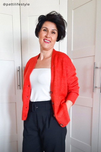 Stylowy, pomarańczowy kardigan z ozdobnymi guzikami Stylowy, pomarańczowy kardigan z ozdobnymi guzikami