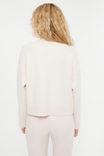 Jasnobeżowy sweter na zamek