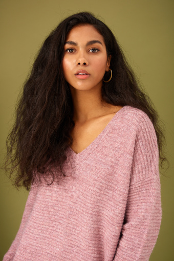 Sweter o luźnym kroju, różowy