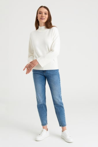 Biały sweter z półgolfem i szerokimi rękawami