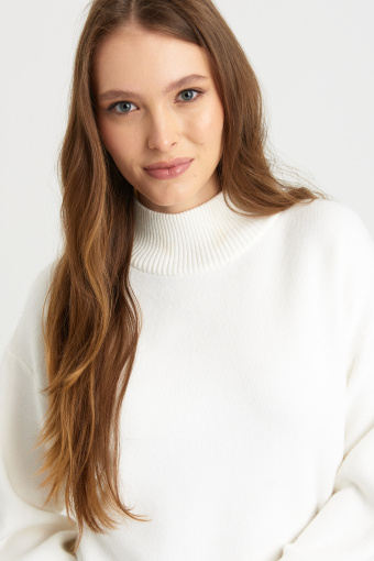 Biały sweter z półgolfem i szerokimi rękawami Biały sweter z półgolfem i szerokimi rękawami