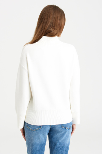 Biały sweter z półgolfem i szerokimi rękawami Biały sweter z półgolfem i szerokimi rękawami