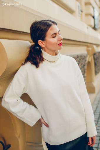 Biały sweter z półgolfem i szerokimi rękawami Biały sweter z półgolfem i szerokimi rękawami