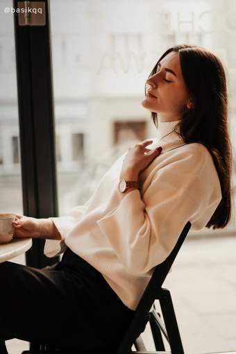 Biały sweter z półgolfem i szerokimi rękawami Biały sweter z półgolfem i szerokimi rękawami