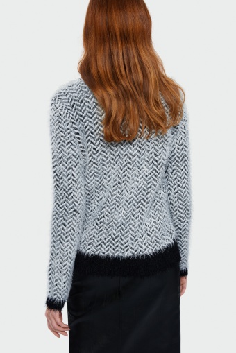 Miękki sweter o dopasowanym kroju