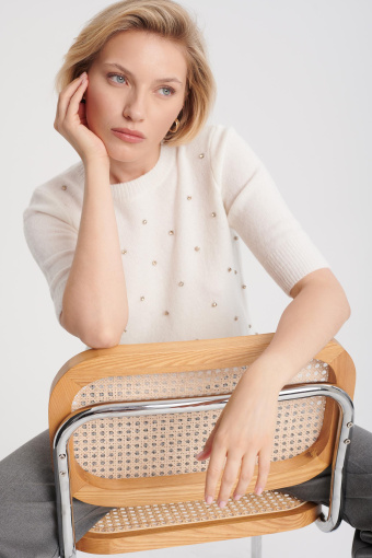 Kremowy sweter z błyszczącą aplikacją z cyrkonii