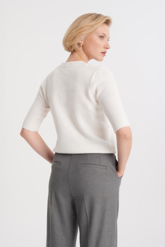 Kremowy sweter z błyszczącą aplikacją z cyrkonii