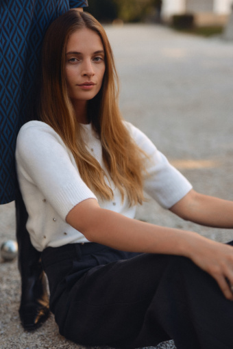 Kremowy sweter z błyszczącą aplikacją z cyrkonii