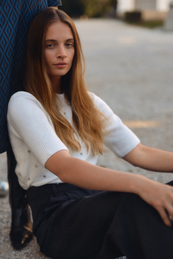 Kremowy sweter z błyszczącą aplikacją z cyrkonii